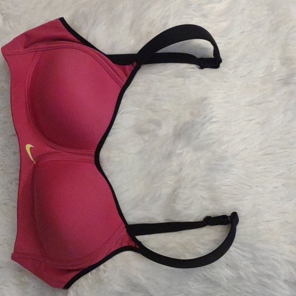 Nike sports bra 34D with padded adjustable straps and 3 hook closure (runs small - Picture 5 of 5